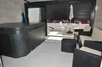 Charming furnished with jacuzzi 쏘죵 호텔