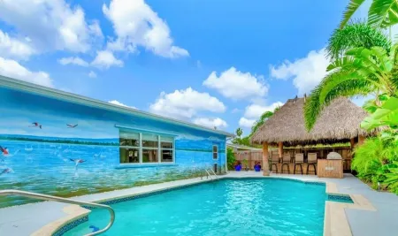 Delray Beach 4 Rm house +Tikihut kitchen & salt heated pool. 2mi to Atlantic Ave