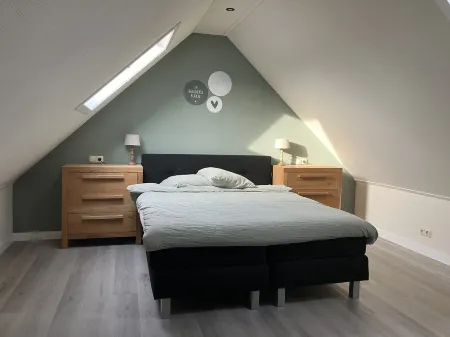 NEW:Cozy Apartment on the Water in Jorwert, just a stone's throw from Leeuwarden