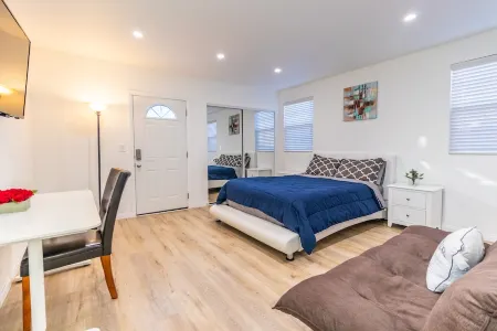 Clean & Stylish Home, Gated Parking, Yard, Fully Stocked, Monthly Discount, Pets Отели рядом с достопримечательностью «Valley Presbyterian Church»