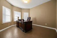 A Relaxing Retreat with Pool and Heated Jacuzzi near Sequoia Parks