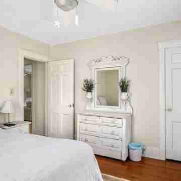 Point Cottage in Newport, Pet Friendly, Walk to Water. Book Early & Save Rooms