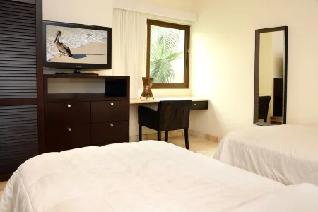 Oceanfront condo on beach w/ hot tub! Minutes walk to restaurants & bars! 2pools