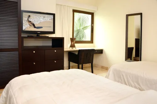 Oceanfront condo on beach w/ hot tub! Minutes walk to restaurants & bars! 2pools