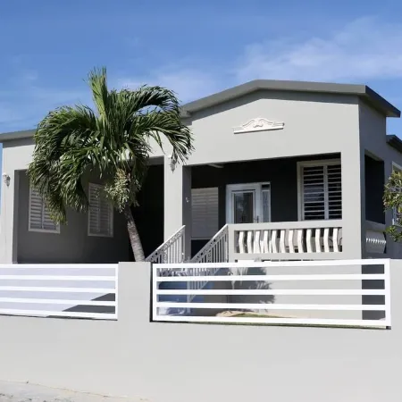 New Large Saltwater Pool-Quiet Area-5 min to beach