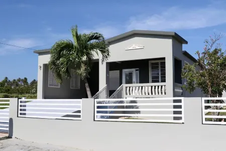 New Large Saltwater Pool-Quiet Area-5 min to beach