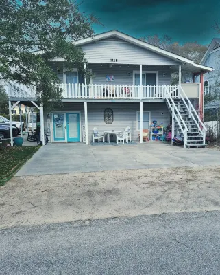 First Floor Home, No Stairs, Only One Block From The Ocean Hotels in Surfside Beach