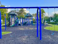 Endless Summer Family Retreat, Beach Front Condo + 5 Pools!
