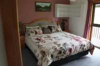 Large Country Home with Views - Spa Pool, Swimming Pool, Firepit, Games Room
