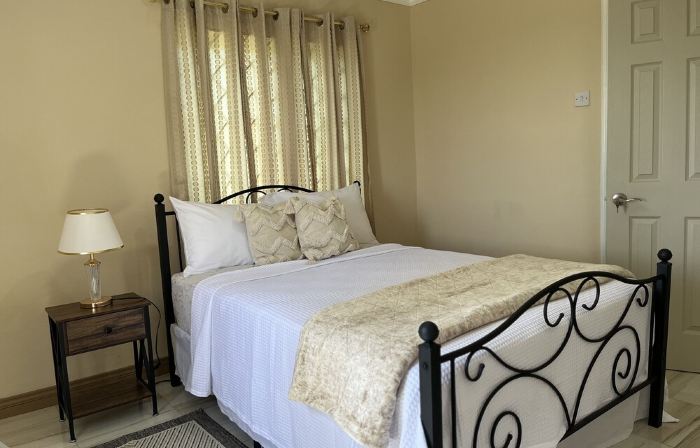 The Hideaway cozy , centrally located apartment 3 minutes from town center