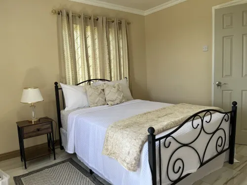 The Hideaway cozy , centrally located apartment 3 minutes from town center