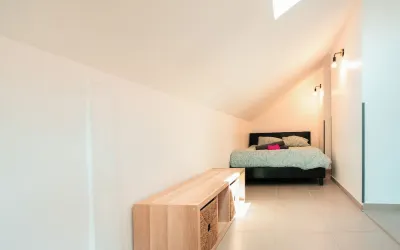 Large studio with parking space, City center, 20 min walk to lake