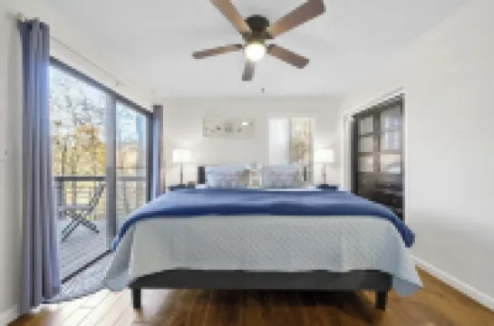 Lakeside, cozy cabin with game room. Recently renovated and pet-friendly!