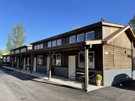 CORRAL VILLAS<br>Deluxe studios in the north entrance to Yellowstone Отели в г. Гардинер