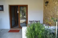 Cozy cottage with 2 terraces Hotels in Alfeizerão