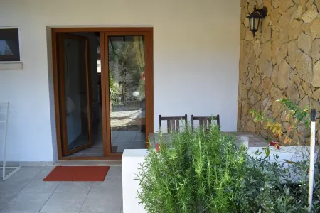 Cozy cottage with 2 terraces Отели в г. Алфейзеран