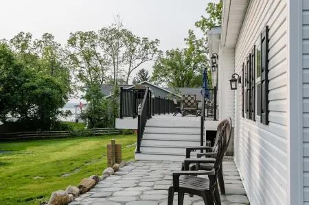 Beautiful Canandaigua Lake view - Family friendly! 4 Season Home - Fall Foliage!