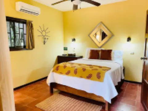 Paradise Awaits! Beach Bliss & Wildlife Thrills – Only 10 Minutes Away! Sleeps 3