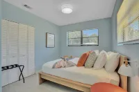 Casa Bella - 5 BR Villa in Miami with Pool, Mini-Golf, Basketball+