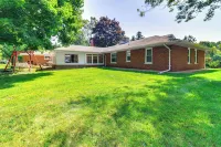 Home ~ 17 Mi to Detroit w/ Patio & Grill! - 3-Star