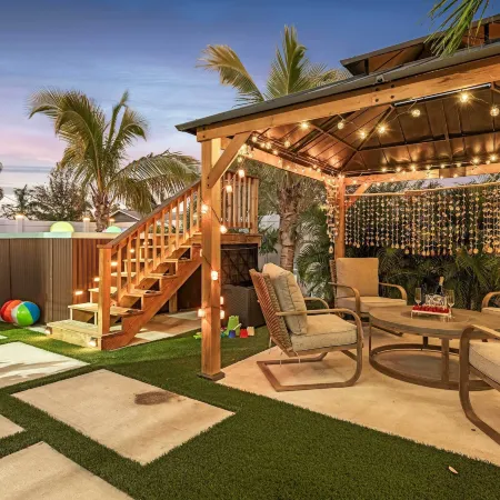 Pool, Mini Golf & Cabana: Bradenton Retreat