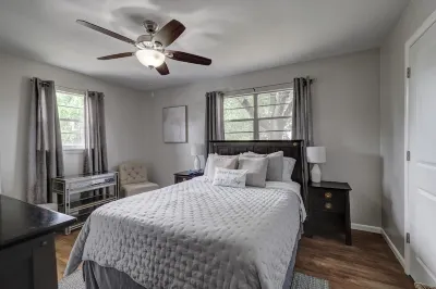 The Greystone- Spacious + Updated home in SE Joplin Отели рядом с достопримечательностью «Суперцентр Уолмарт»