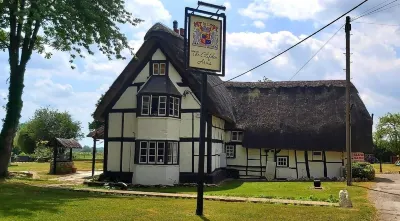 The Clifden Arms B&B Hotels near Ascott House