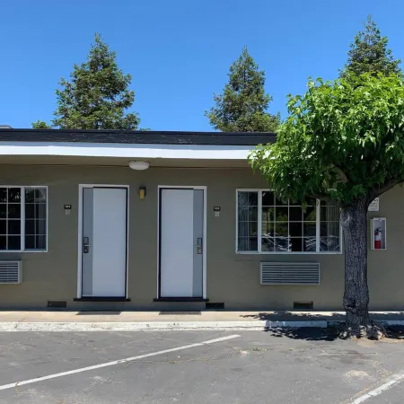 Redwood Inn