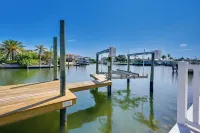 Walk to Beach! Waterfront Hudson Townhome - Boutique