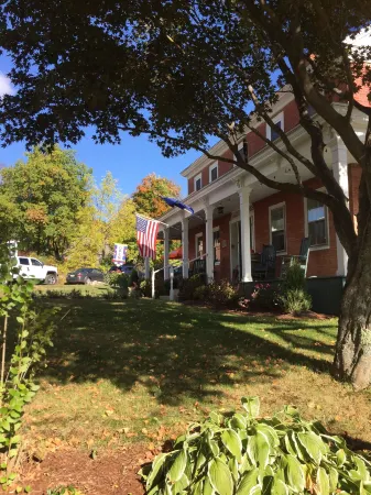 The Birchwood Inn Отели в г. Темпл