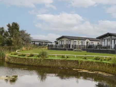 14 Fairways Отели в г. Бернем