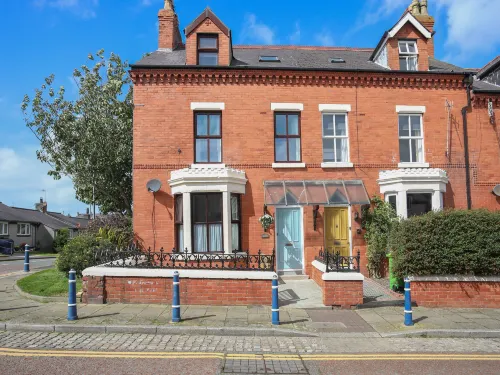 Monfa Hotels in Rhosgoch