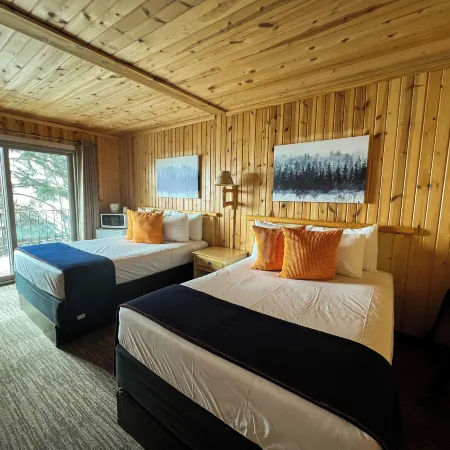 Cliff Dweller on Lake Superior Hotels in Cook County