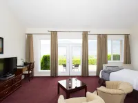 Shiraz Villa Hotels in Osoyoos