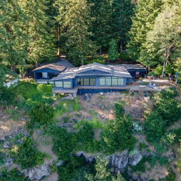 Eye on the Gorge 2 Bedroom Home by Redawning