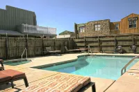 Tombstone Monument Guest Ranch - Pools