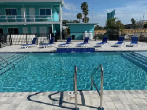 ซี เจย์ โมเทล & มารีนา