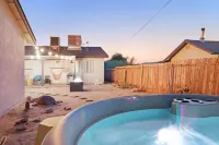 The Rockhopper - Hot Tub, Fire Pit & Walk to Downtown Jt! 4 Bedroom Home by RedAwning Hotels in Joshua Tree