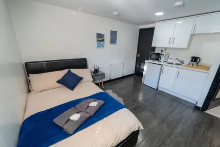 44 North Road Studios Near QE and Uob Отели рядом с достопримечательностью «Пять способов часов»