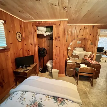 Placyd Pines Limit 8 4 Bedroom Cottage by RedAwning