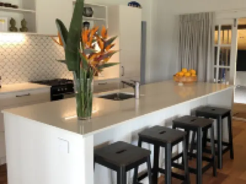 Raglan Escape: Unique holiday home right in the heart of Raglan Hotels in Raglan