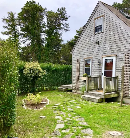 Charming Post and Beam Cottage! Walk to the beach, Tennis, Bike Path, & Shuttle