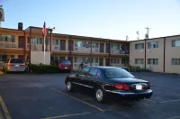 Village Inn Green Bay - parking