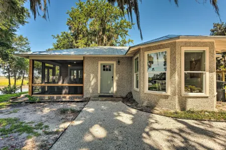 Private Dock and Porch Riverfront Darien Cottage Отели рядом с достопримечательностью «Дариен Ривер Уотерфронт Парк & Докс»