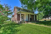 Glasgow Home w/ Porch: Close to Lake & Caves!