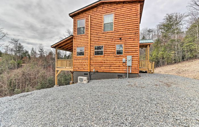 Cozy Mtn Cabin Spacious Deck and Forest Views!