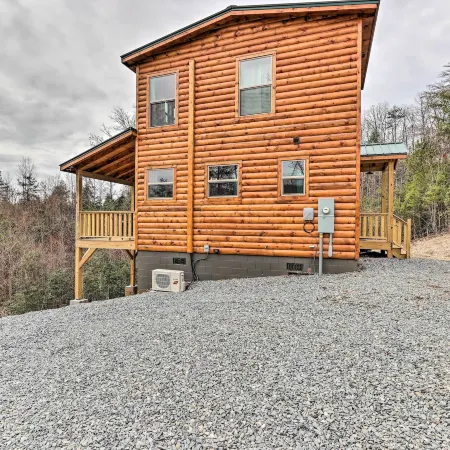 Cozy Mtn Cabin Spacious Deck and Forest Views!