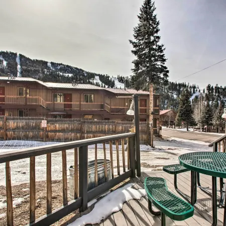 Walk to Main St and Riverfront Trail Mtn-View Condo