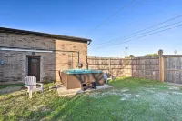 1/2 Mi to Beach: Convenient Retreat in Galveston!