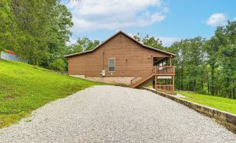 'Creekside Hideaway' w/ Fire Pit + Creek Access!